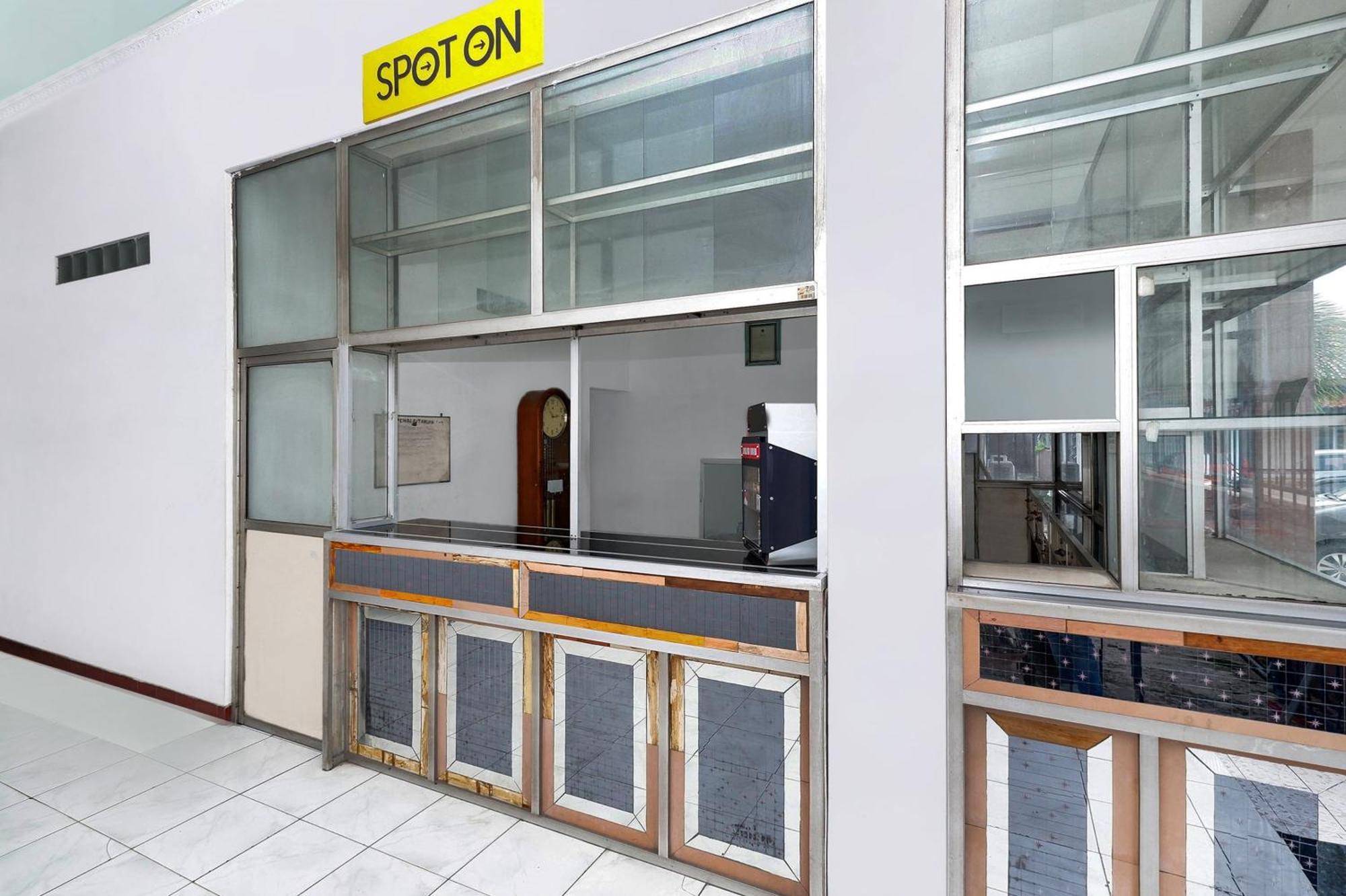 Spot On 2289 Hotel Saudara Tegal  Buitenkant foto