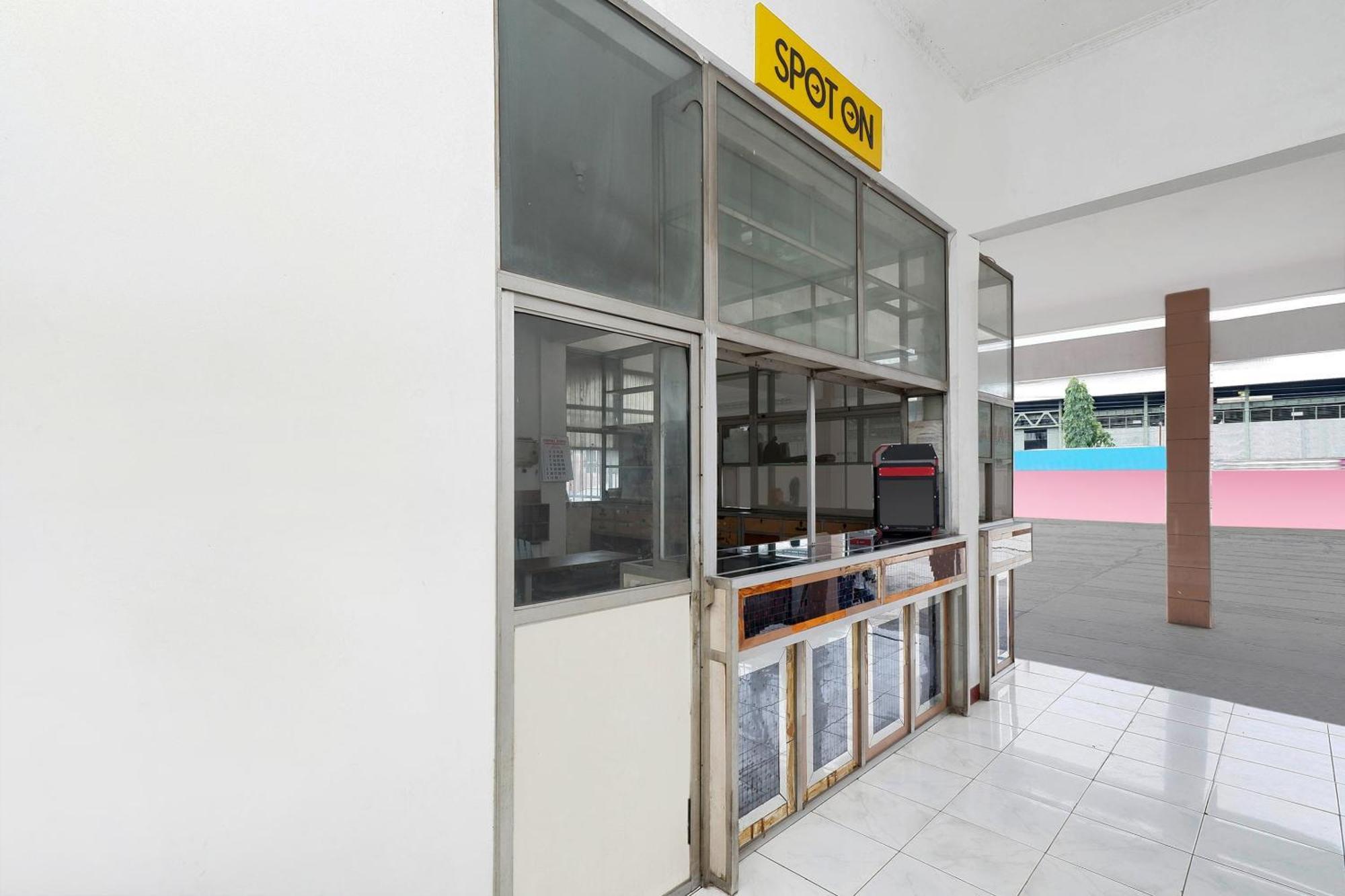 Spot On 2289 Hotel Saudara Tegal  Buitenkant foto
